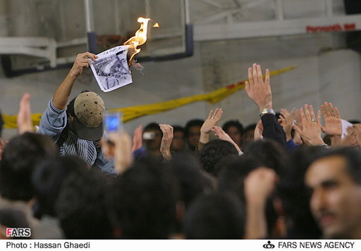 به آتش کشیده شدن عکس احمدی نژاد